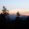 Zápas slnka nad Strážovom pri pohľade z bočného hrebeňa Vysokého vrchuv mieste neďaleko pôvodného dvojkríža